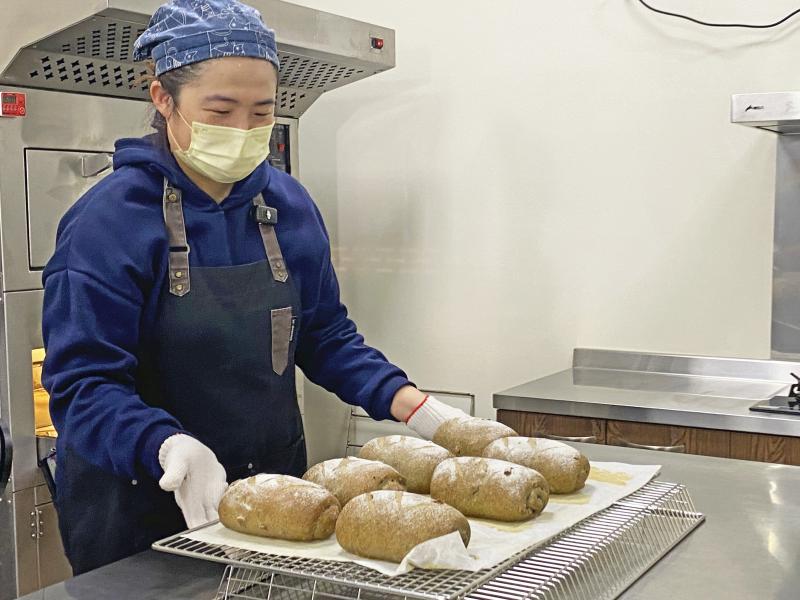 吳伊蕙老闆娘正在製作手工麵包。
