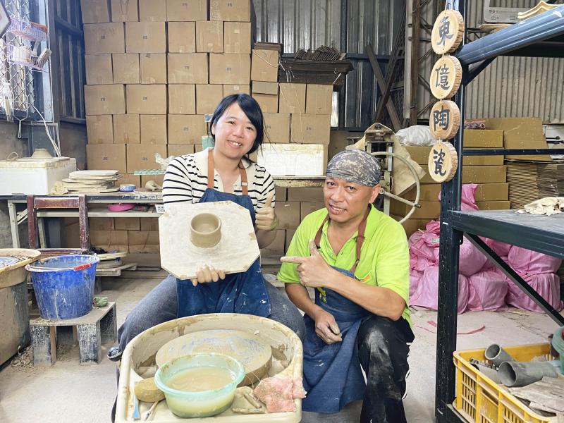 遊客也可以體驗手拉坏,親手製作杯子、碗盤等生活用具。