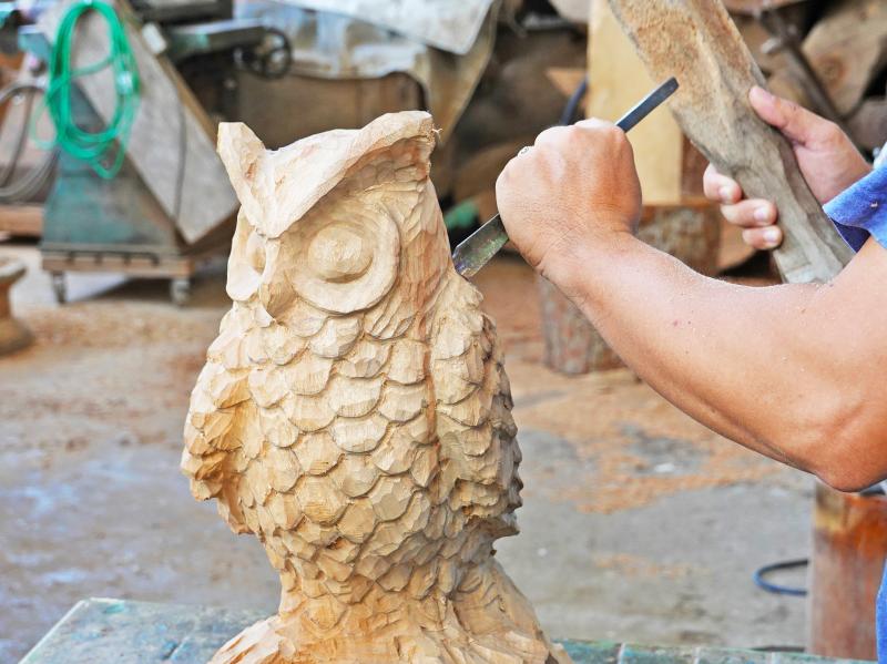 貓頭鷹的外型要用雕刻刀一鑿一鑿細雕完成。