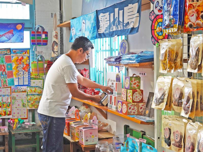 媽媽號柑仔店,店內陳列許多古早味的糖果、玩具,甚至是彈珠台,讓家長、長輩可以向孩子分享兒時記憶。