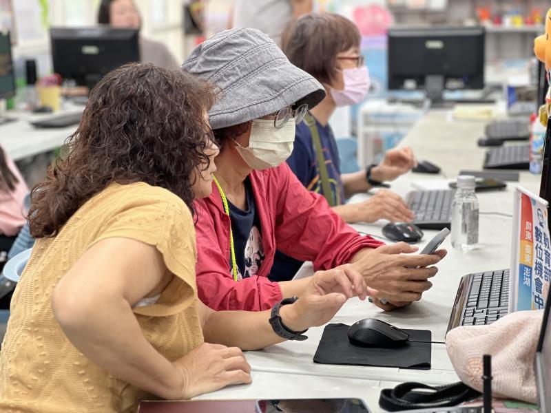 學員們專注使用電腦操作排版軟體