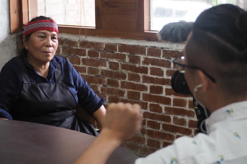 講師用攝影機拍攝訪談部落媽媽