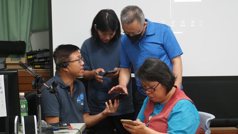 講師教導圍在身旁詢問的學員