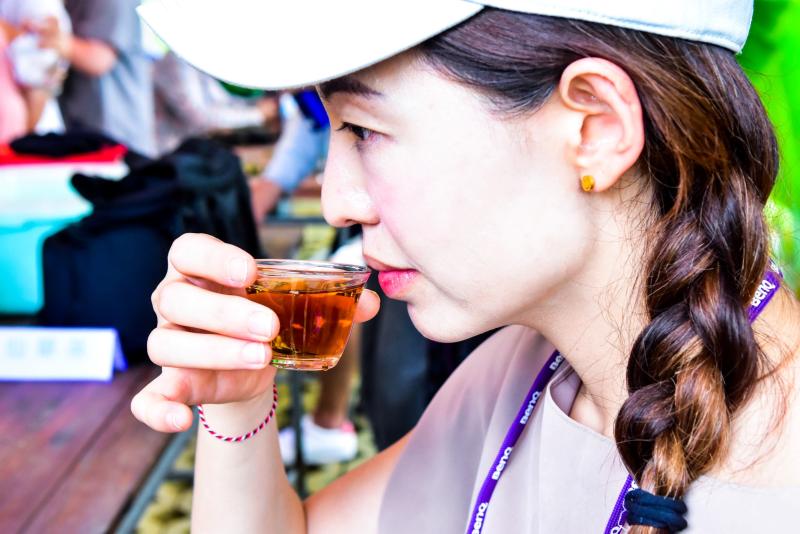 品一口，紅寶茶香