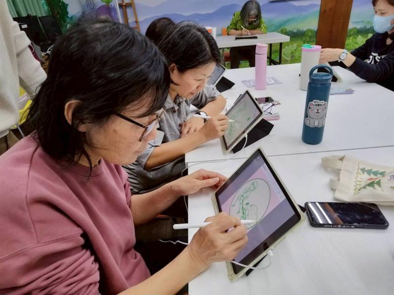 學員聚精會神進行焗腦的電繪,大家都好沉浸在其中。