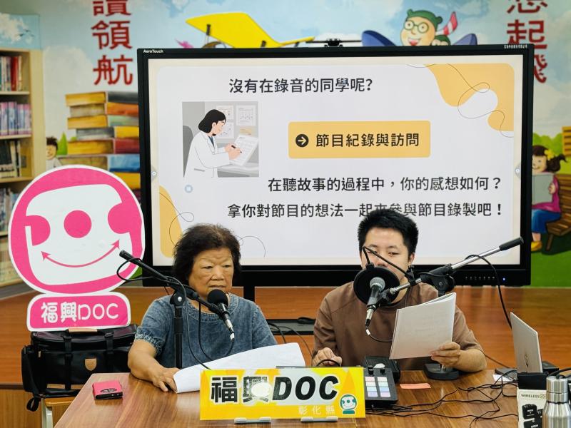 學員美玉阿姨體驗專業廣播錄製美玉捻花惹草的退休生活分享