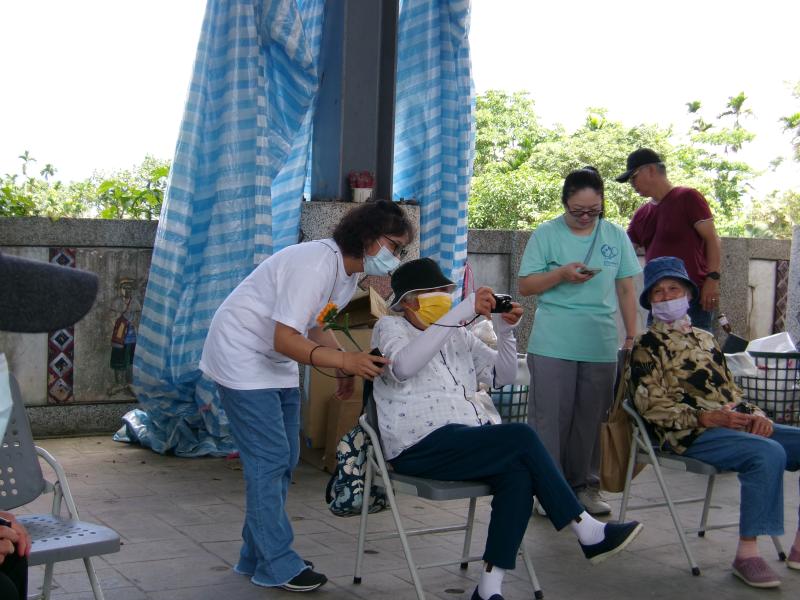 當長輩拿到一台相機，他/她會從鏡頭看到什麼?生活在不同時代的我們又會看到什麼呢?