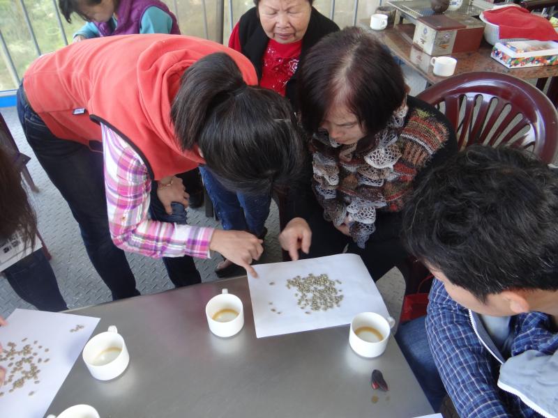 桃源村裡，有著小農種植著咖啡，竹崎數位機會中心，安排了一場咖啡拉花課程，讓學員體驗烘焙與拉花，結合在地產業，充份表現桃源村的資源豐沛。