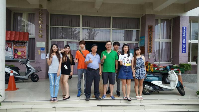 台北海洋技術學院視覺傳達設計系陳主任帶領9位同學至楓港社區採訪數魚苗文化。