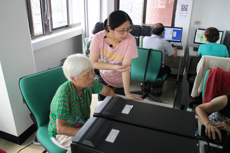 努力學習操作電腦設備