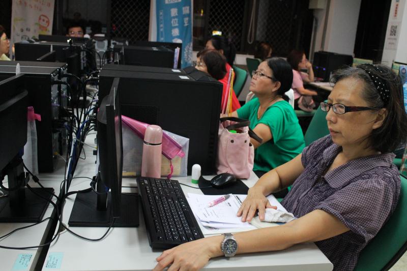 聚精會神的操作不孰悉的桌上型電腦