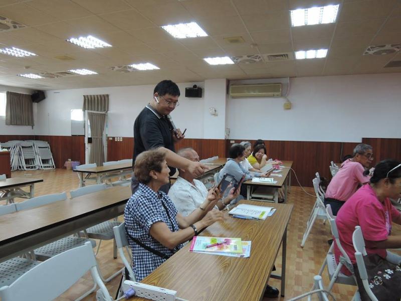 老師教導民眾湖和手機上網