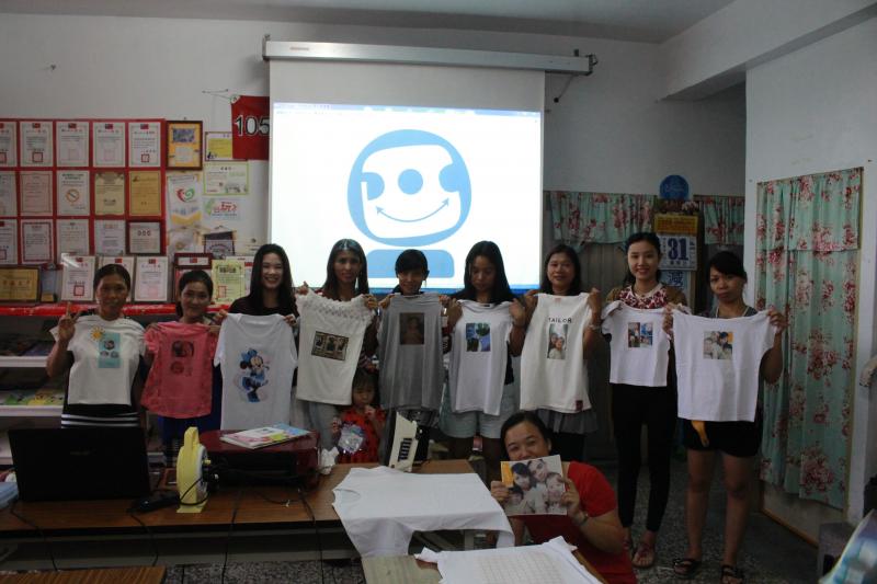 學員們與自己的作品合照