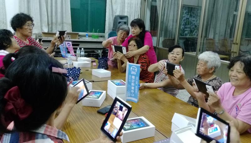 學員練習平板操作