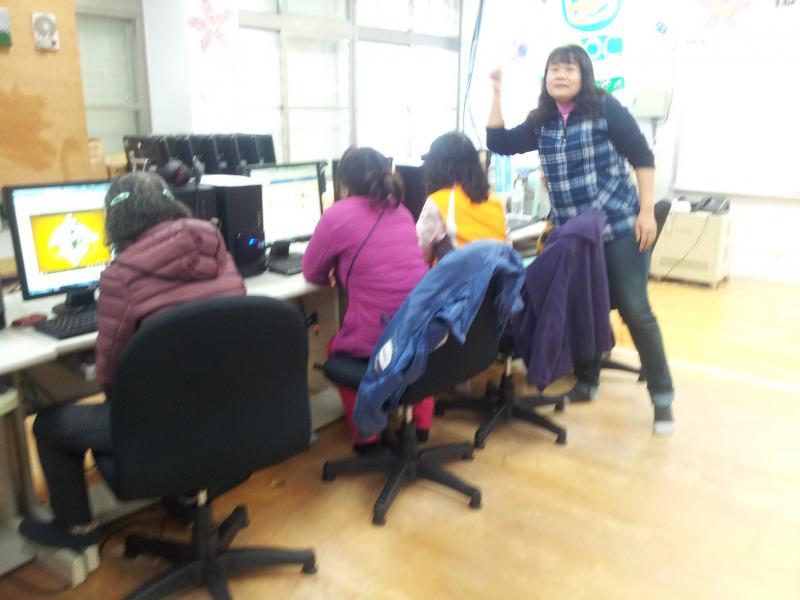 講師認真講解課程