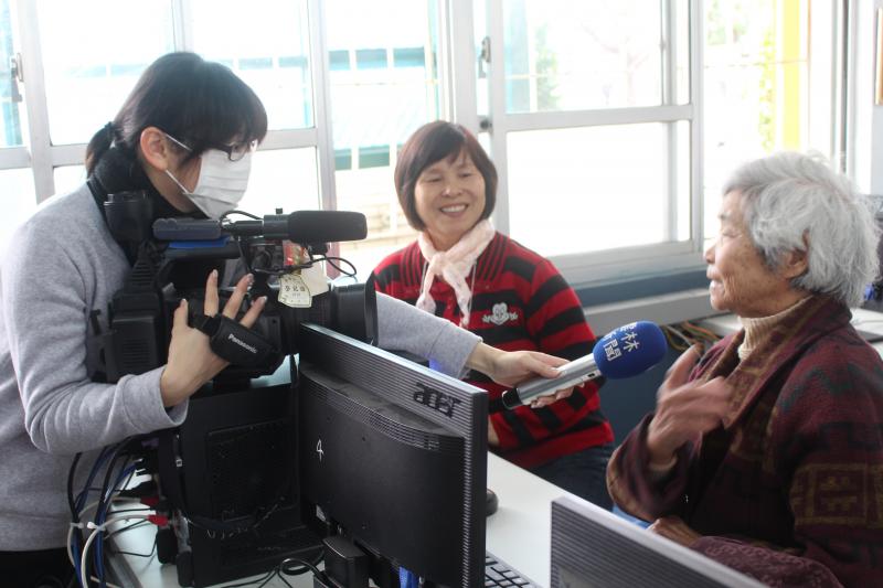 開訓時雲林新聞網記者訪問阿嬤學員-封面照