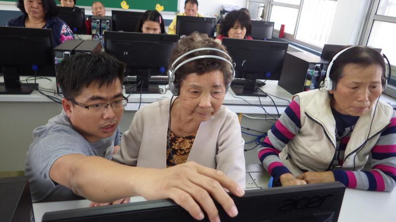 講師耐心地指導學員-封面照