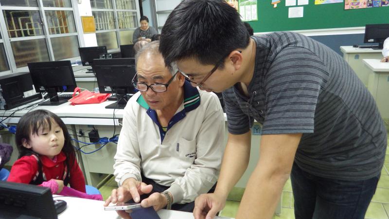 孫子好奇盯著老師指導爺爺的學習-封面照
