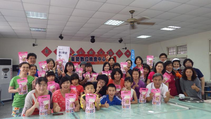 課後歡樂帶著成果留影-封面照