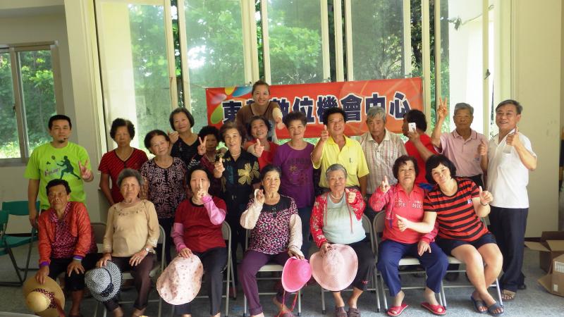 盈盈笑容開心大合照-封面照