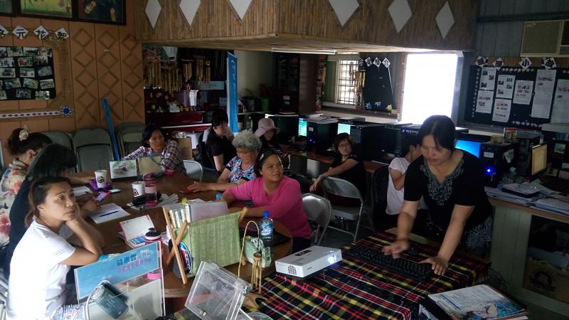 學生專心聆聽講解