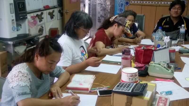 學生專心聆聽講解