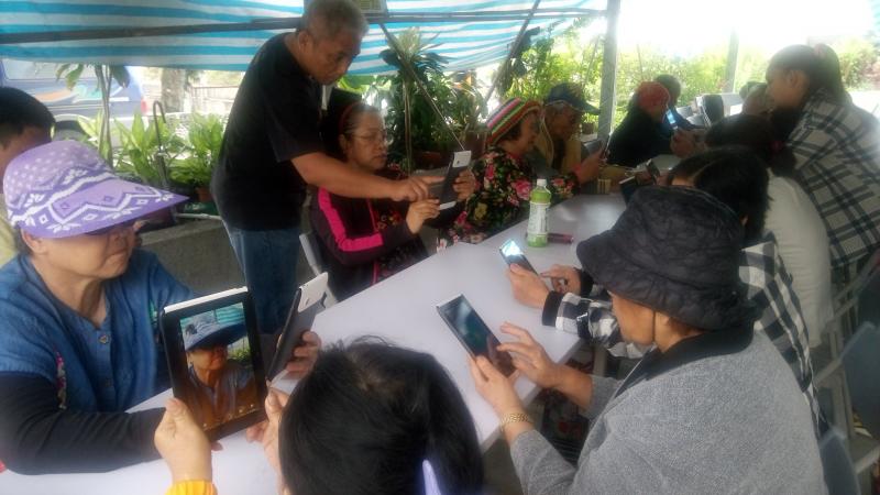 講師指導學員操作平板