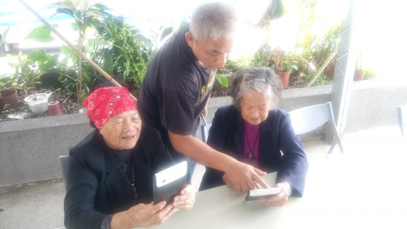 學員互相討論與實際操作