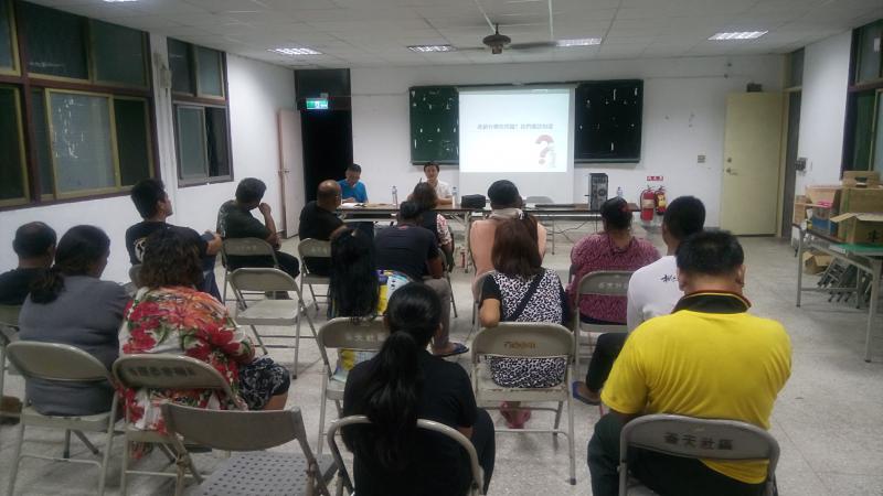 學生專心聆聽講解