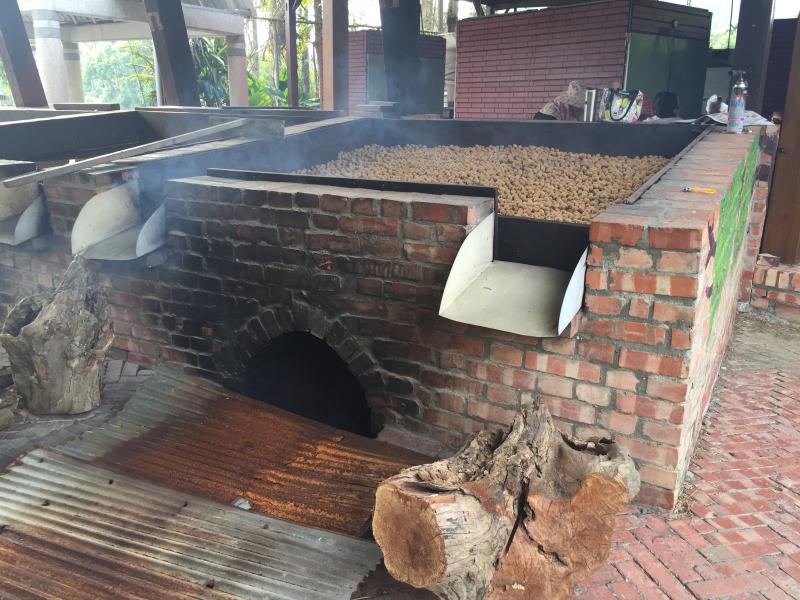 開始烘焙飄散柴香味