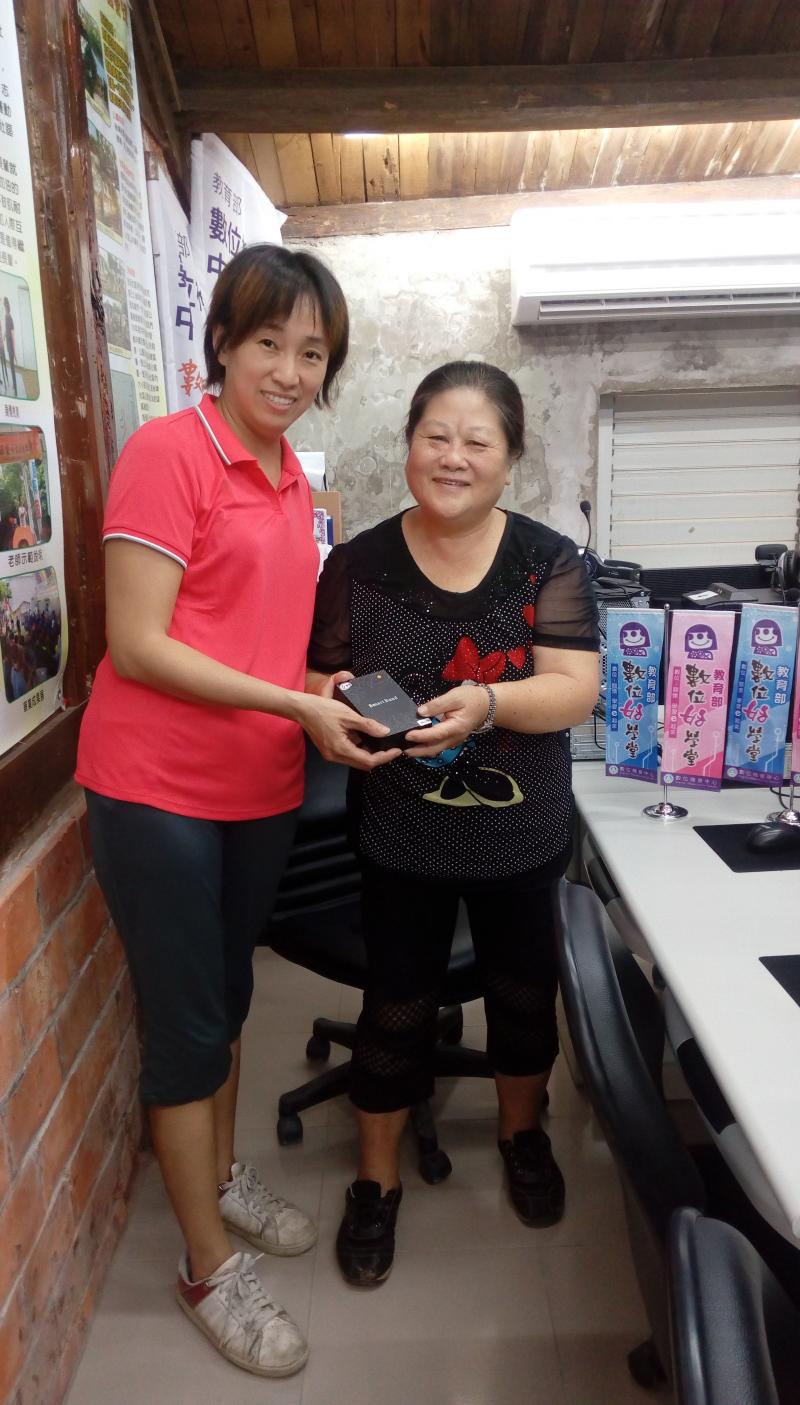 DOC志工阿嬤與學員合照