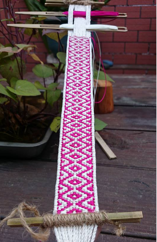 泰雅族傳統工藝--弓織作品。