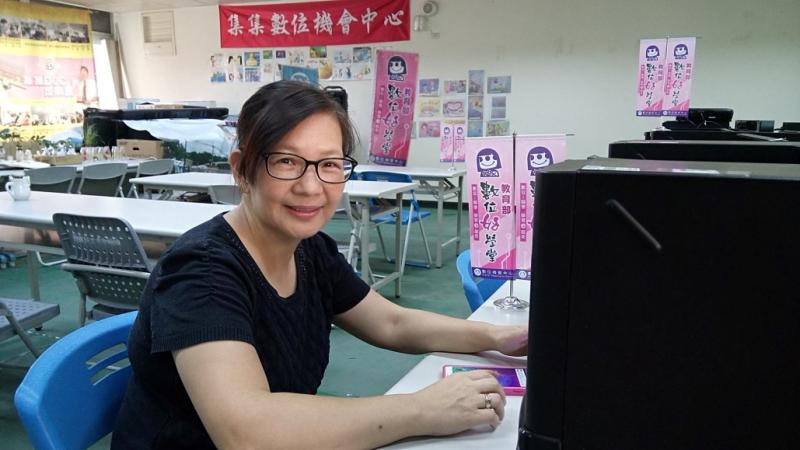 我是學員陳芳佩在我工作之餘，偶然間發現有趣的資訊課程，對我的日常生活似乎有所益處，因此鼓起勇氣接受集集DOC的免費電腦課程。