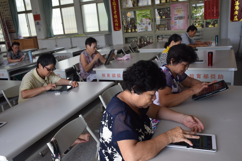 學員各自體驗遊戲APP