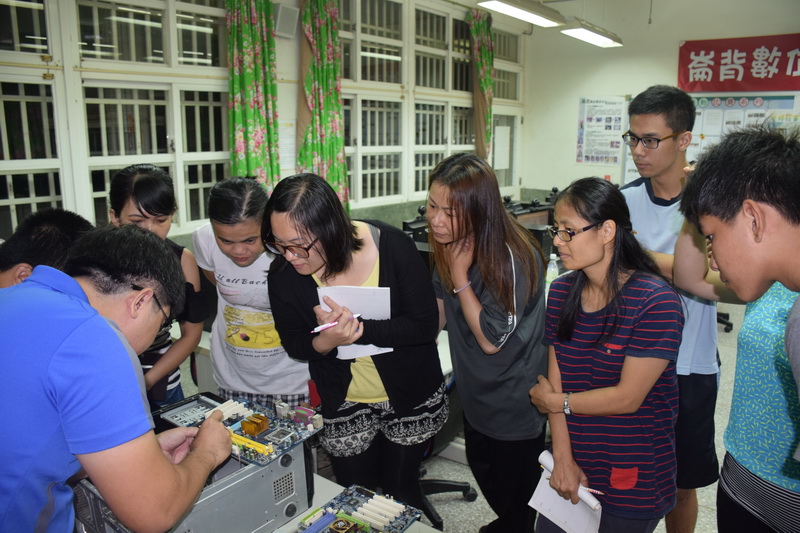 學員認真觀看老師操作細節