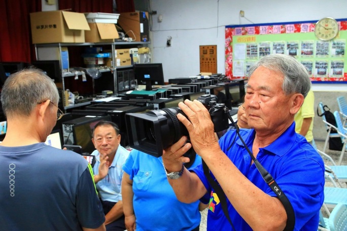 學習如何扛攝影機