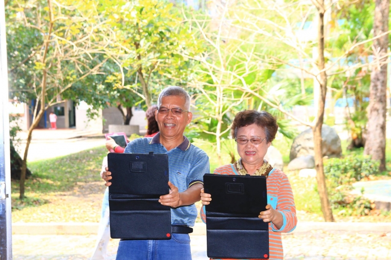 跟先生一起用平板拍照