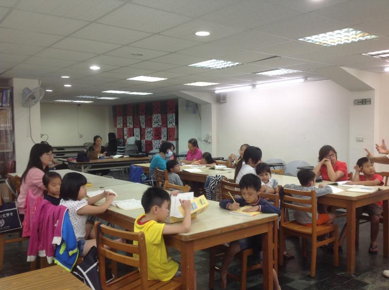 小朋友努力想著等等的故事活動內容