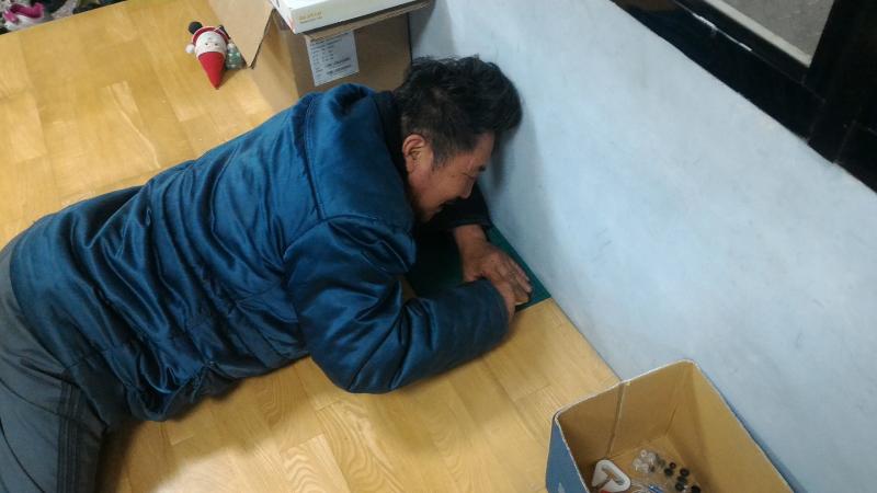 認真完成作品的男人-封面照