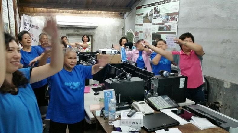 講師帶動學員唱跳