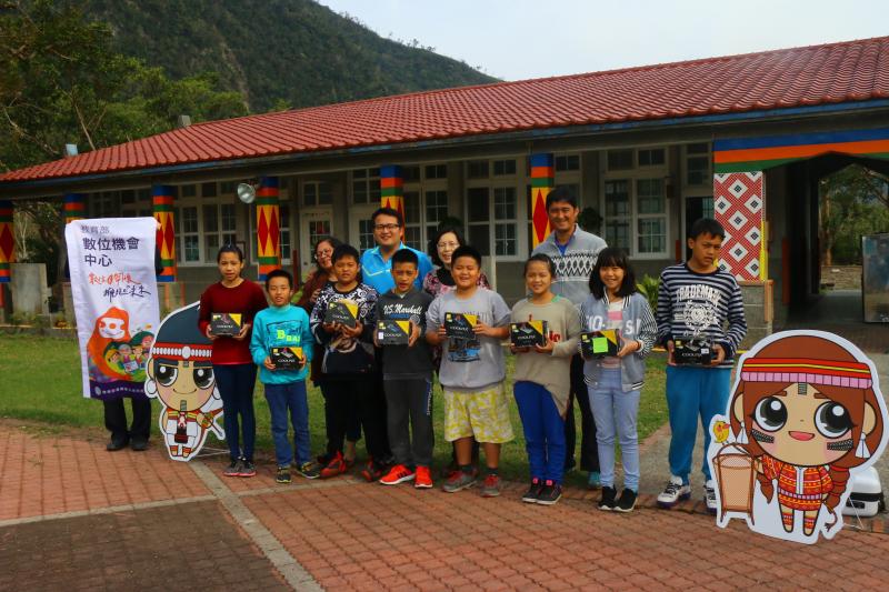 瑪利亞基金會捐贈相機至武塔國小
