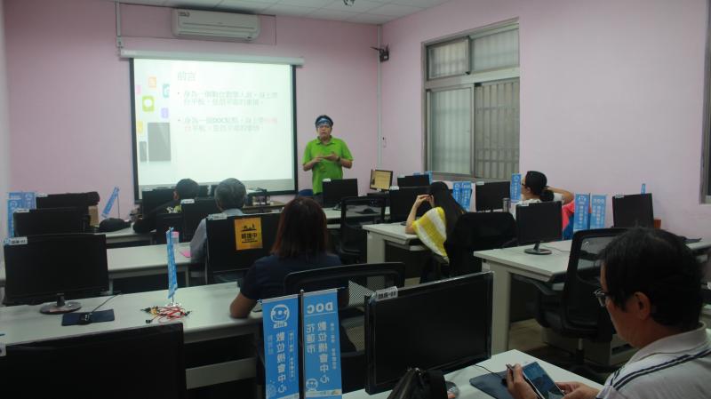 學生專心聆聽講解