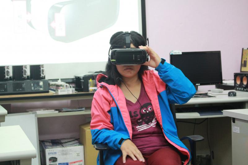 阿嬤體驗VR設備