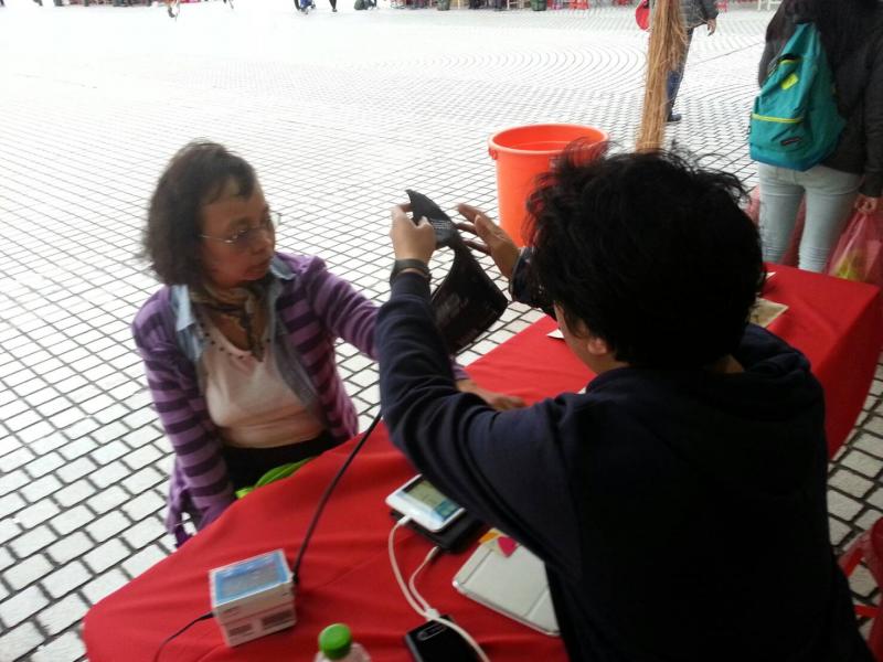 民眾體驗健康雲血壓機