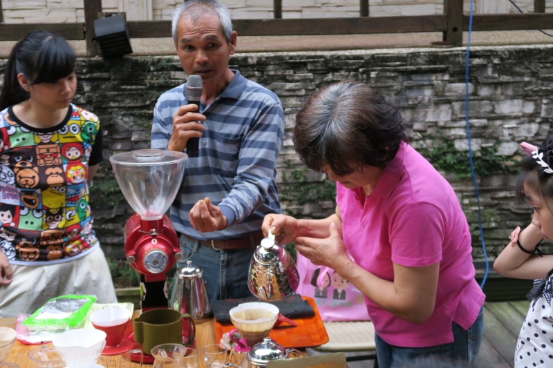 <p>活動時間：105年4月23日<br />
活動地點：比度咖啡館、達觀部落生態區</p>

<p>四月下旬，春末轉初夏的季節，來到臺中市和平區的比度咖啡屋，傍晚徐徐微風吹來，聽著咖啡屋主人分享泰雅文化與生活，讓志工們對原民文化多了一分的認識與瞭解，並體驗製作竹筒飯、手沖咖啡DIY活動，晚餐則入境隨俗，開心共享原民風味的特色料理。</p>

<p>餐後，由導覽人員領隊，解說地方生態復育的過程，往賞螢基地前進，當看見一閃一閃的螢光點亮漆黑夜晚，此起彼落的讚嘆聲不絕於耳。正因為部落對生態環境的努力與維護，才讓大家能有機會在此共聚賞螢，希望透過小旅行讓志工體驗地方原民風情與感動外，也能傳達環境保護的重要性。</p>