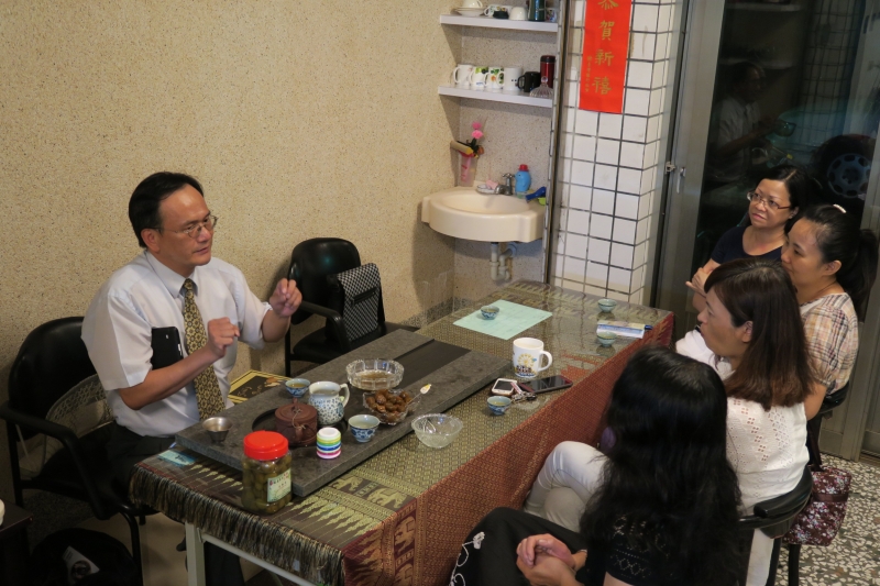 <p>水里DOC新住民人數多，且透過臨時人員陳冠蓁小姐的熱情招生，以及開朗的性格，榮得許多新住民的喜愛。也透過冠蓁小姐的介紹，開始接觸DOC，一開始難免有點生疏及怯於接觸數位時代，加上又離家到台灣，相當需要厚愛的關心以及陪伴。因此輔導團致力於陪伴輔導，每個月固定至新住民家中聚會聊聊，除了聊聊近況之外，也聊聊如何將自種農產或是小吃店發揚出去，慢慢地一步一步的把每一步驟用真心做到最好，這也許是新住民很良好的天性，踏實穩重、吃苦耐勞，也希望新住民們可以透過接觸數位，運用網路或是LINE生活圈行銷方式，為自己增添額外的收入，提高生活品質。</p>