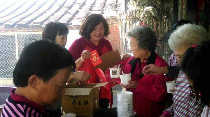 大年初一由里長獨自出資在廟口搓湯圓給里民象徵圓圓滿滿雞祥如意-封面照