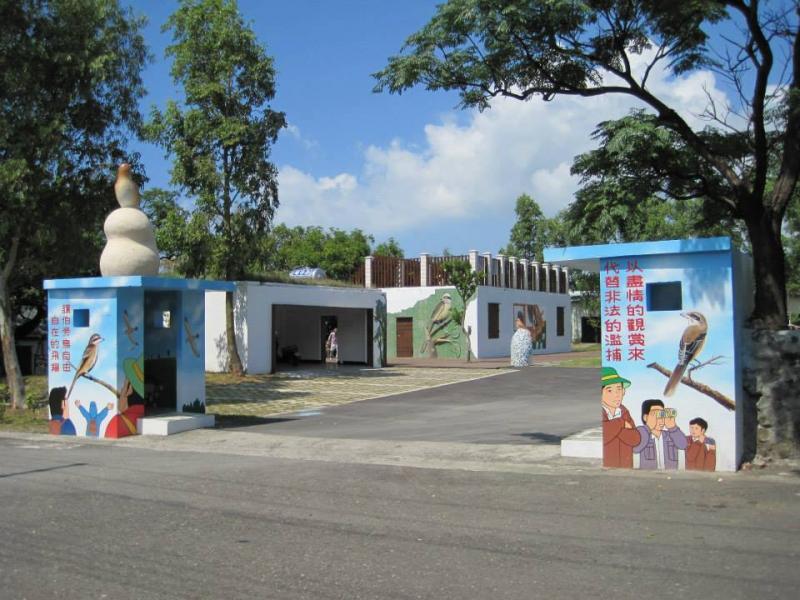 利用廢棄軍營改造重建，館內隨處可見軍營的遺跡，參訪中亦可回味當年軍中生活的點滴。