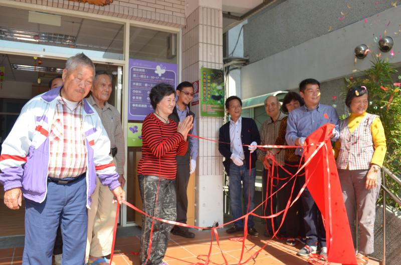 參加揭牌活動的民眾、長者，開心表示可以學電腦資訊。