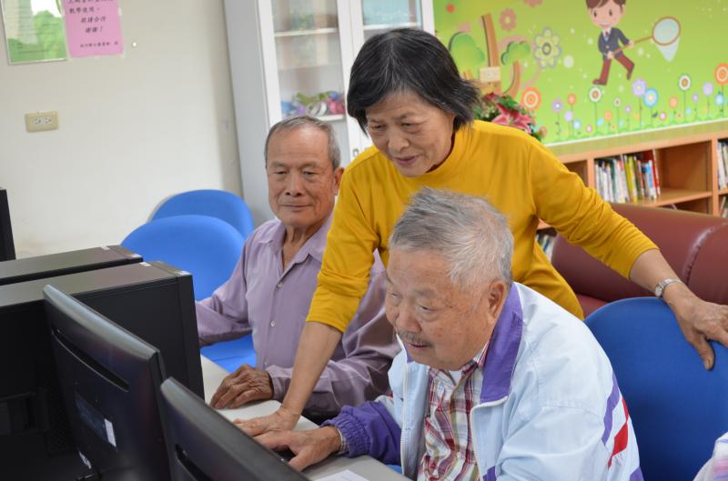 學員在DOC教室學習、熟悉電腦資訊